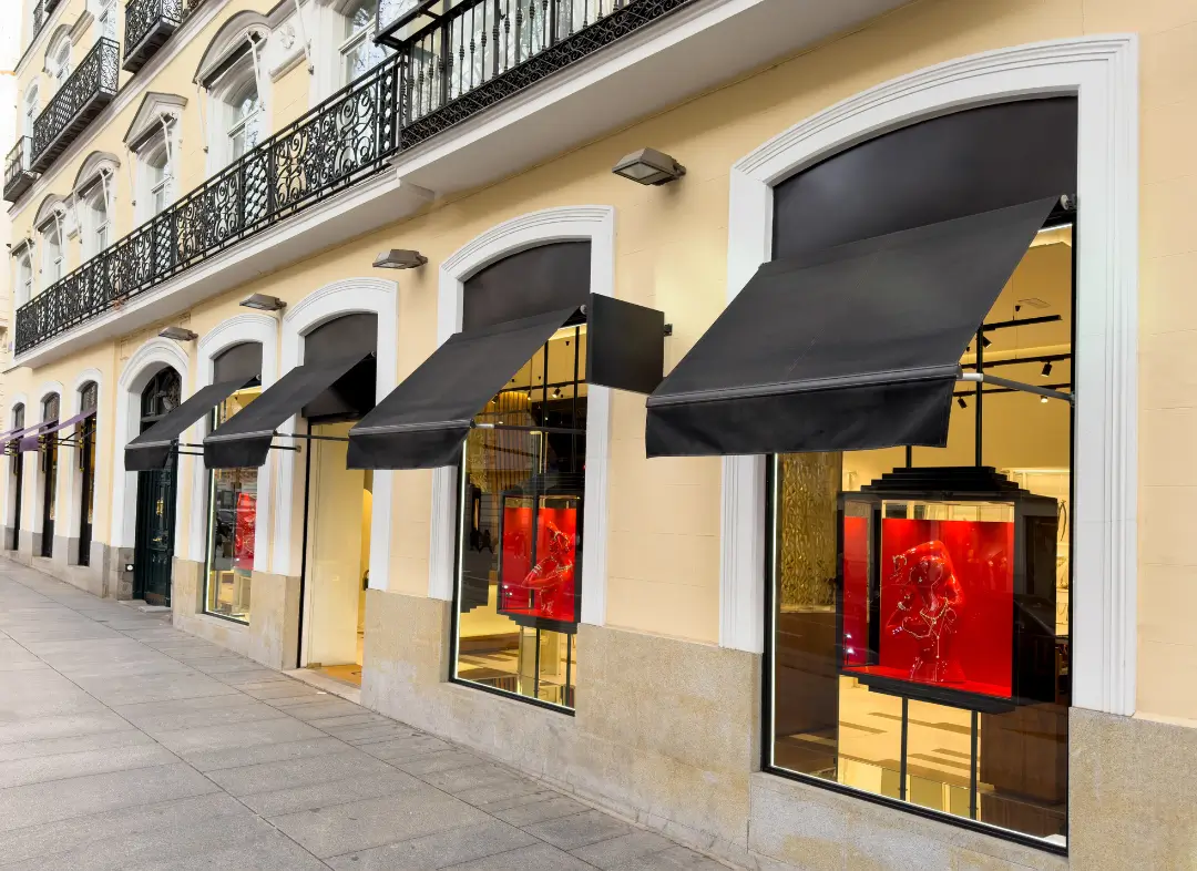 Façade vitrine de magasin en aluminium sur mesure à Sainte-Foy-lès-Lyon